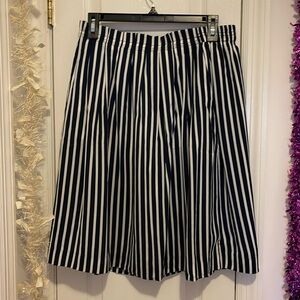 Lined pattern skirt - 23” long - nice satin lining